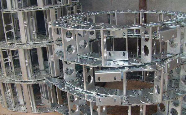 鋼制拖鏈與塑料拖鏈能提高工作效率的使用年限